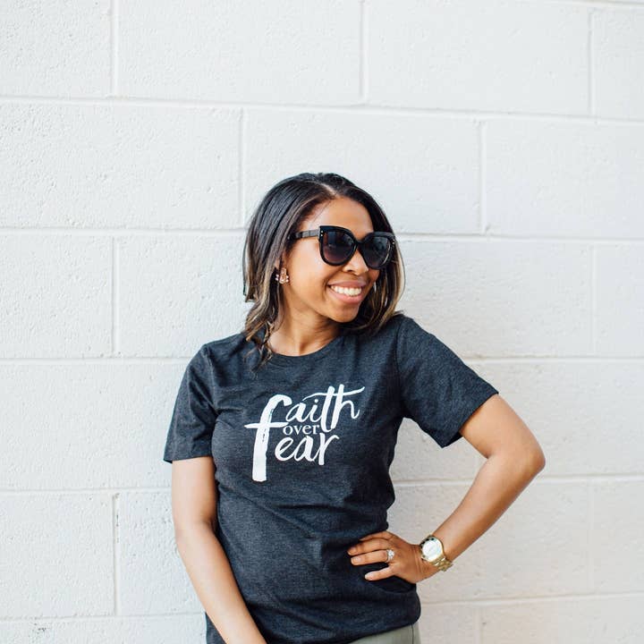 Maglietta Faith Over Fear per la vendita all'ingrosso da parte di Godly Gorgeous