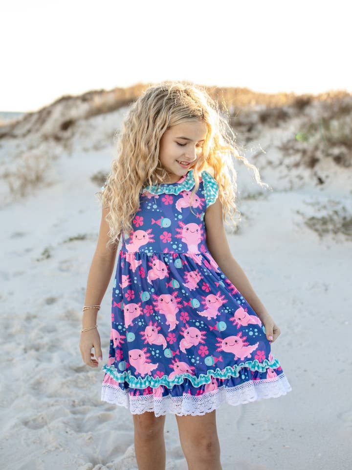 Robe d'été à volants en dentelle rose et bleue pour filles avec motif axolotl. pour la vente par Oopsie Daisy