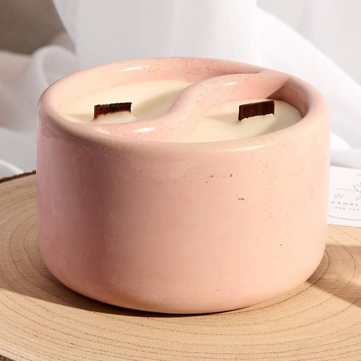 7 oz cementljus | Handgjord | Knäckande träveke | Tillverkad av betong | Sojaljus för wholesale av Shhhh Candles by Kat