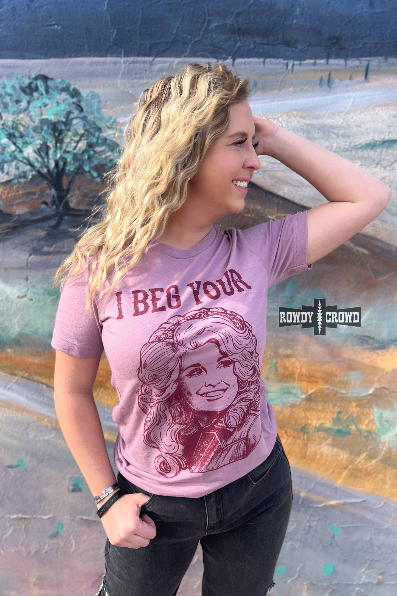 Rowdy Crowd Clothing – T-shirt estampada - Mulher por atacado – Camiseta I Beg Your Parton com estampa da rainha Dolly3
