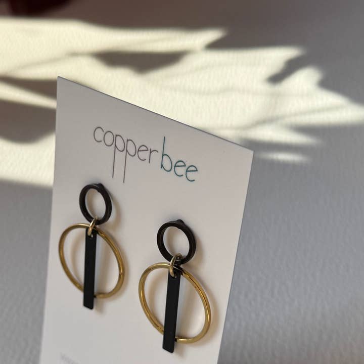 Svart + Mässing | Cirkelformade Stift- och Stångörhängen | BB026 för wholesale av Copper Bee