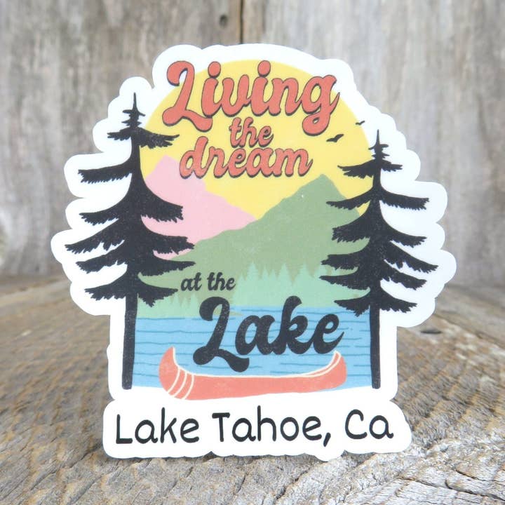 Lake Tahoe Living the Dream at the Lake Sticker California Lake Waterdicht varen Vissen Watersport Kamperen Buiten Retro kleuren voor wholesale door Kirk's Krafts