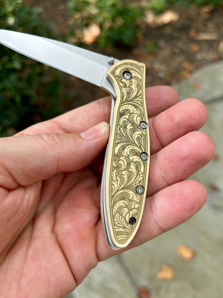 Kershaw Leek Messer | Maßgefertigtes Messinggriff-Filigrandesign | Hergestellt in den USA | für den Großhandel von Defcon Supply