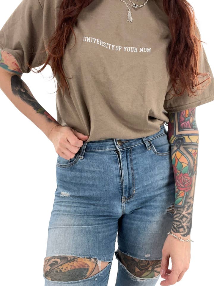 Maglietta Ricamata Università di Tua Mamma per la vendita all'ingrosso da parte di Totally Iced Out