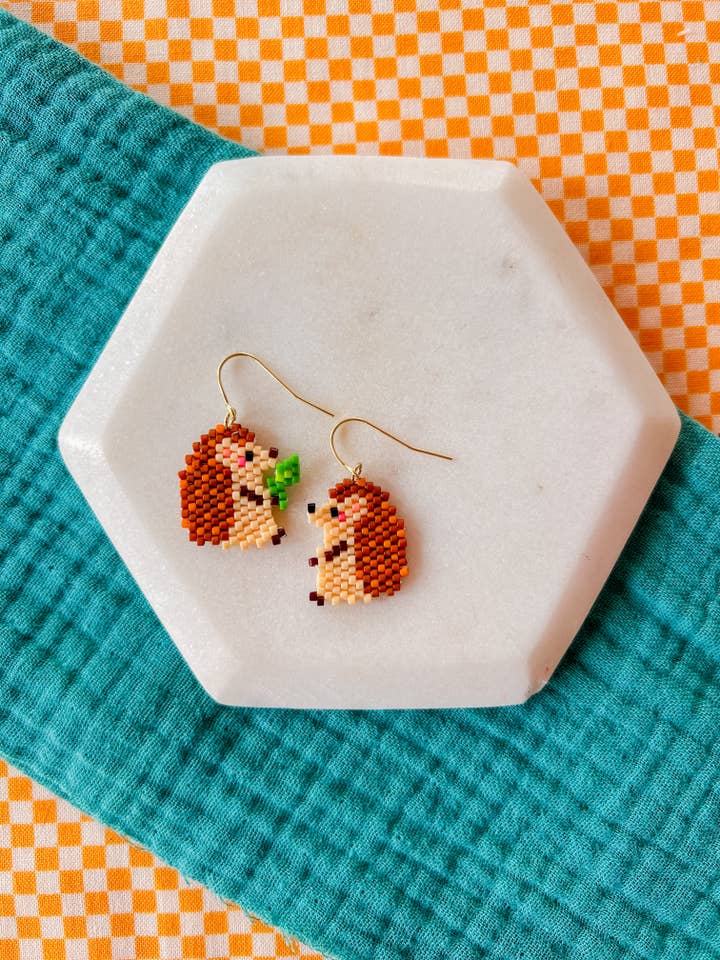 Hedgies in Love | Boucles d'oreilles en perles pour la vente par Larry’s Waffle Shop