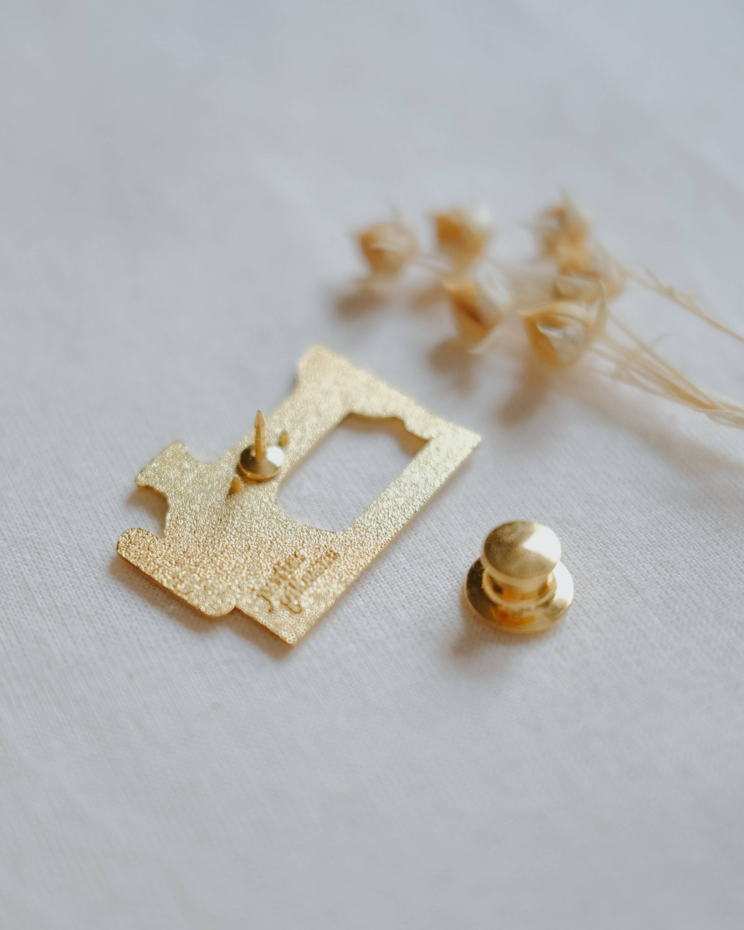 Justine Gilbuena - Wholesale Lapel Pin/Button - Sewing Machine (Blue) Enamel Pin2