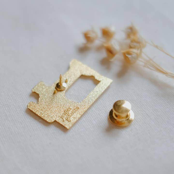 Justine Gilbuena - Wholesale Lapel Pin/Button - Sewing Machine (Blue) Enamel Pin2
