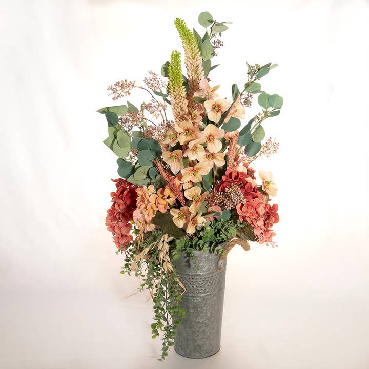 Landelijk bloemstuk met perzik en roze voor wholesale door Cozy Arrangements