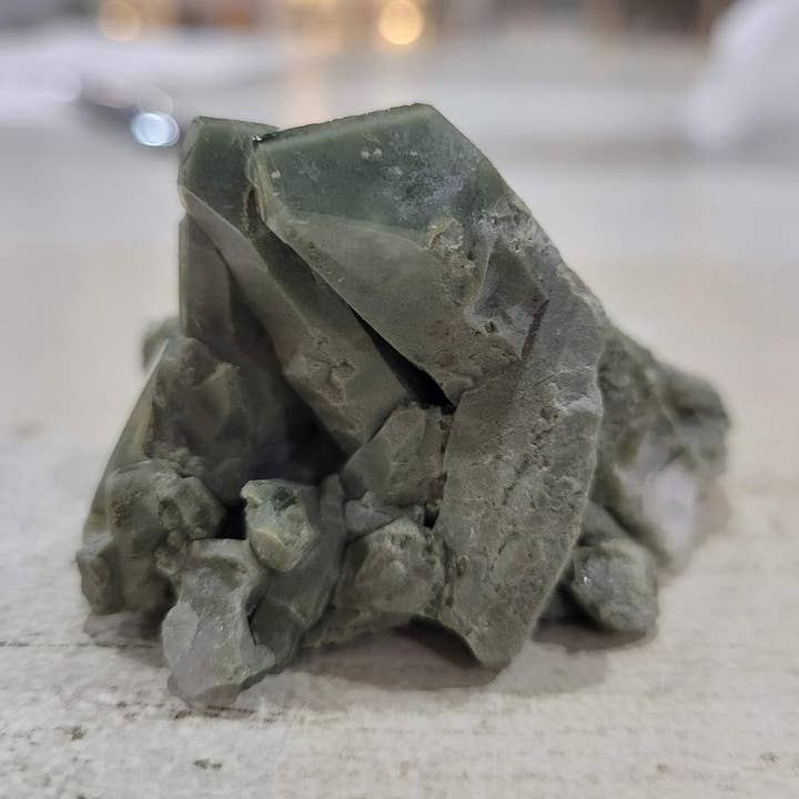 Cluster di quarzo clorito per la vendita all'ingrosso da parte di Droplets