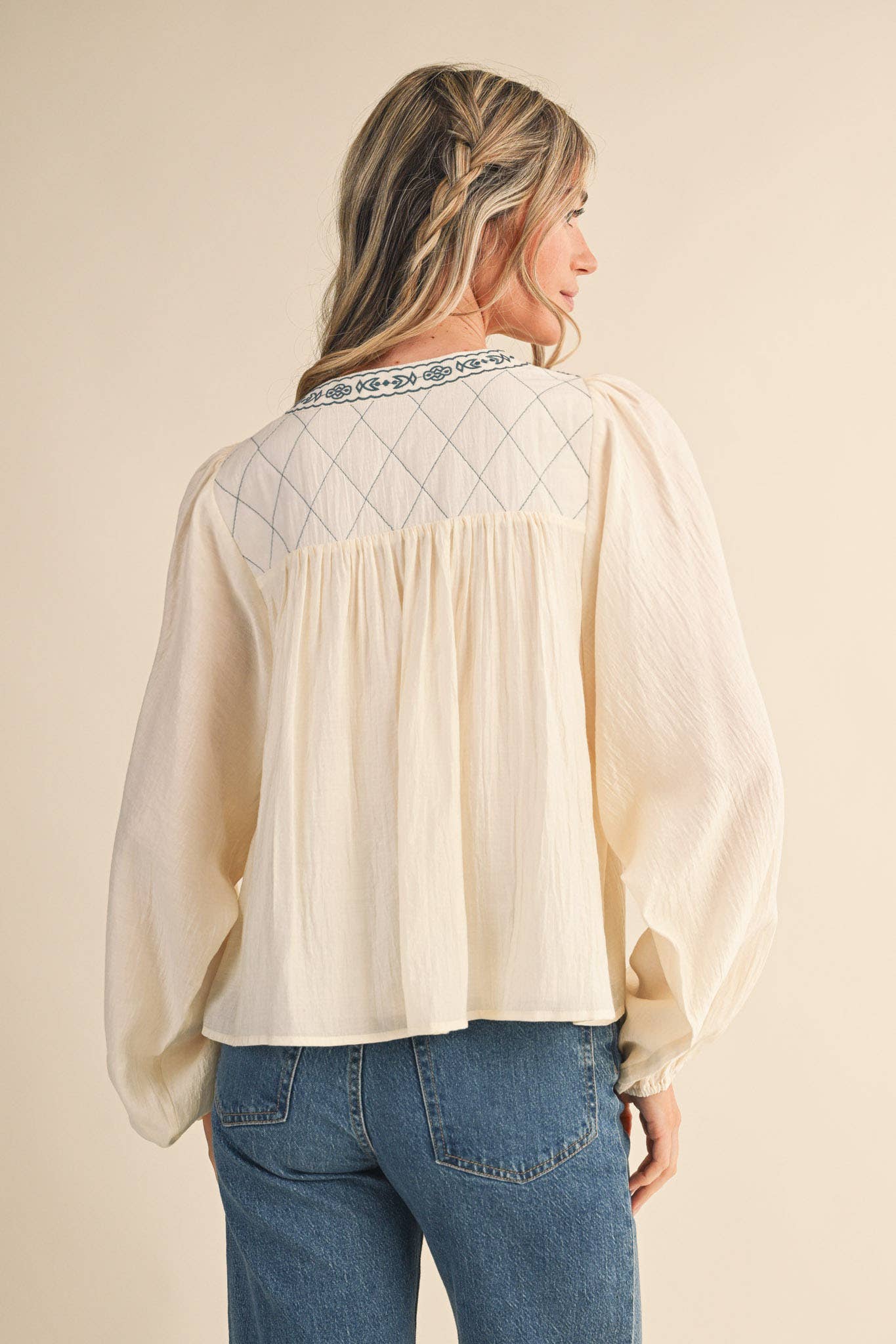 &MERCI - Vendita all'ingrosso Camicetta - Donna - Blusa con maniche a palloncino e rifiniture ricamate MTP422320