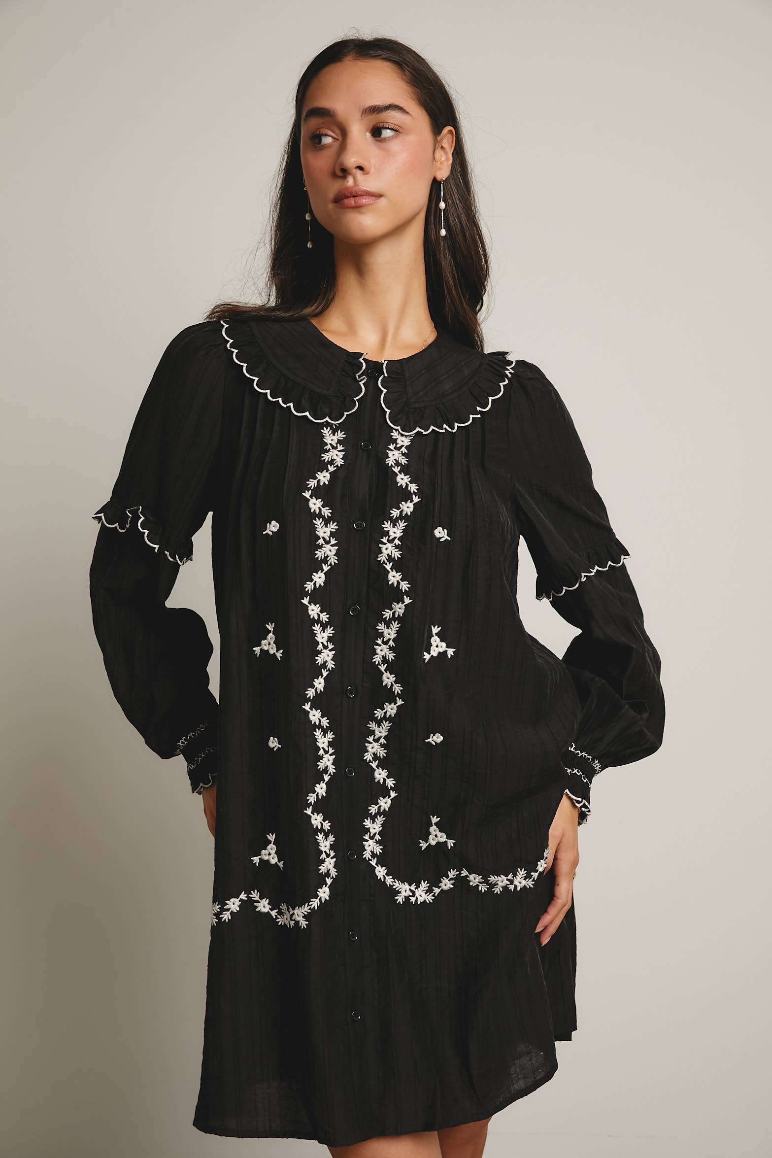 Forte – wholesale Klänning - Dam – Broderad klänning med volangkrage i bomull FD00031