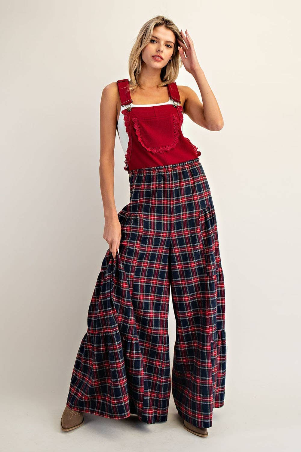 Peace Love Line – wholesale Jumpsuit - Dam – PL8626 - RUTIG JUMPSUIT MED KONTRASTERANDE SPETSKANT OCH VIDA BEN3