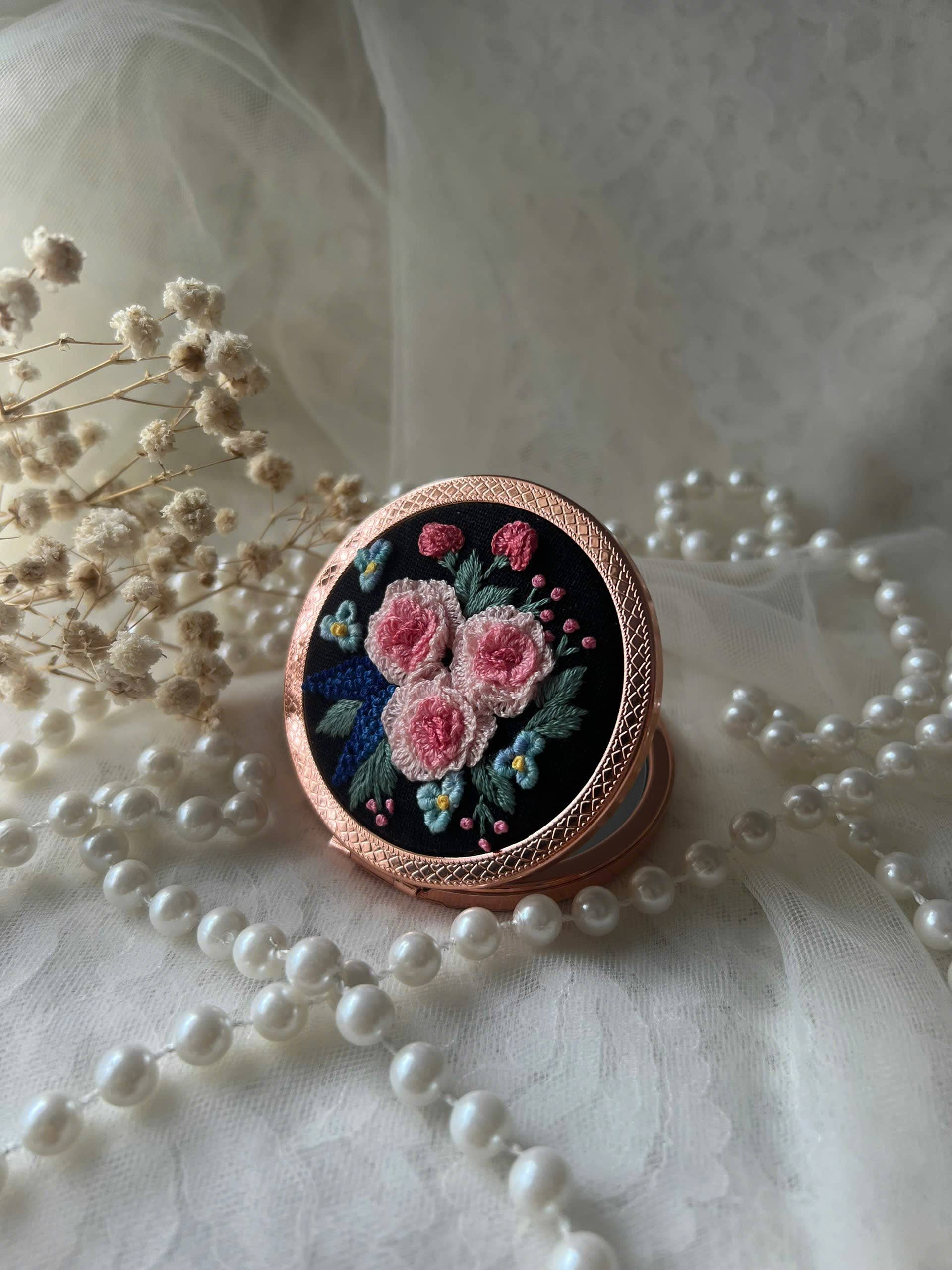 Maple Dream Store – Engroshandel Kompaktspejl – Lomme-spejl med vintage blomstermotiv, håndbroderet11