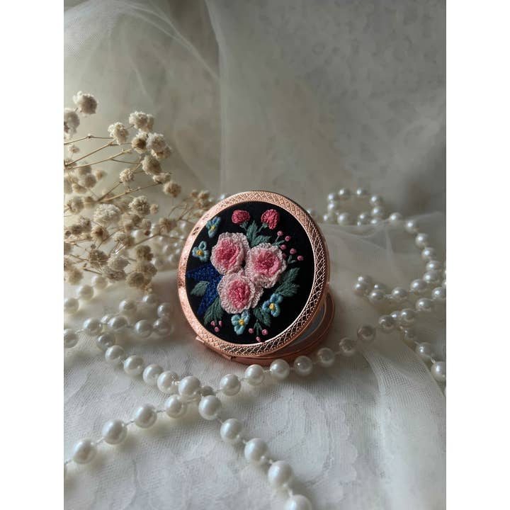 Maple Dream Store – Engroshandel Kompaktspejl – Lomme-spejl med vintage blomstermotiv, håndbroderet11