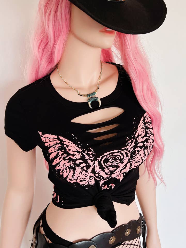 Demi Loon – Engroshandel T-shirt med print - Dame – Demi Loon Angel Rose t-shirt med tatoverede vinger og komfortabel stretch i country-stil