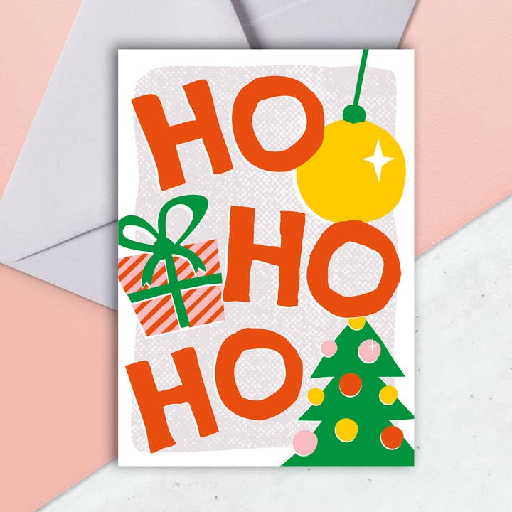Cartão de Natal com presente, bola e árvore. Ho Ho Ho! por atacado de Zedig Design