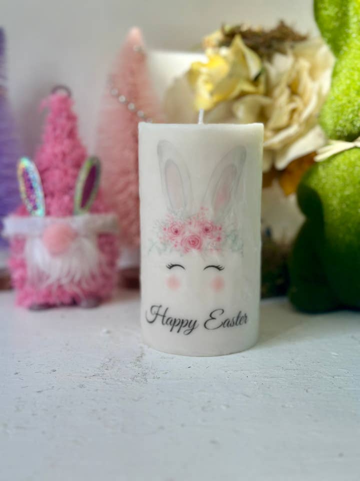 Vela de pilar alto con corona floral de conejo de pascua rosa para venta al por mayor de Peaceful Vibes Essential