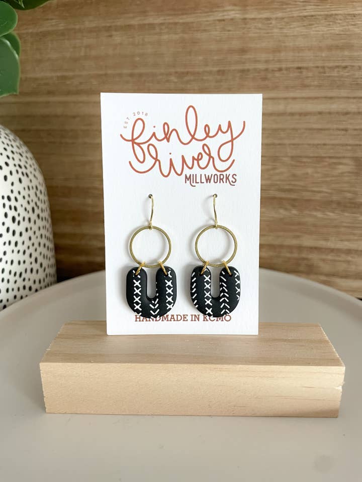 Mini Horseshoe Dangles | Bordüren | Lehmohrringe für den Großhandel von Finley River | Trendy Polymer Clay Earrings | Hypoallergenic