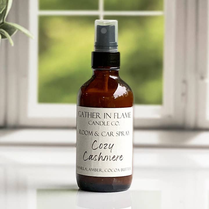 Spray pour chambre et voiture Cozy Cashmere 4 oz, beurre de cacao et cachemire pour la vente par Gather In Flame Candle Co.