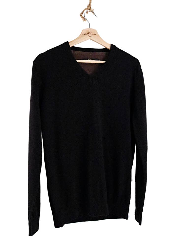 Klassischer Pullover mit V-Ausschnitt aus Lammwolle - Schwarz für den Großhandel von ARMAZÉM DAS MALHAS