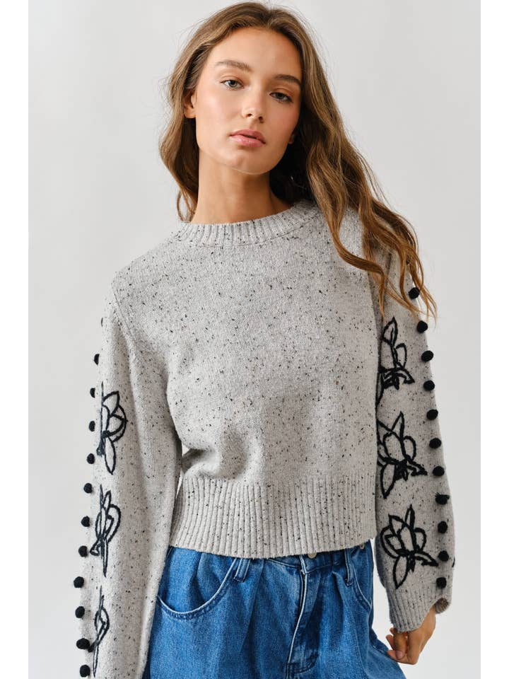 Aaron & Amber – Engroshandel Pullover - Dame – MAS3020 ÆRMET BRODERET SWEATER MED POMPOM4