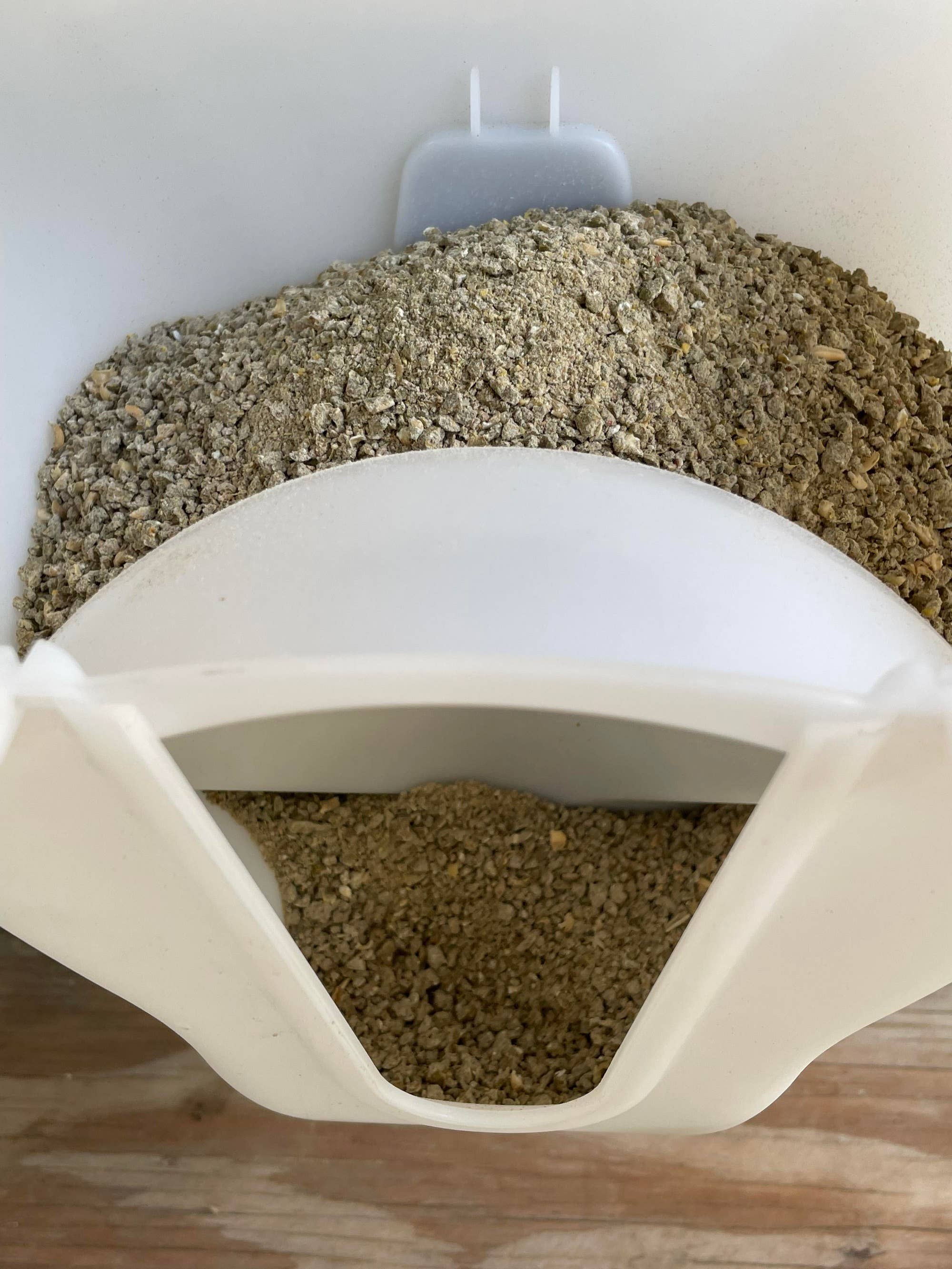 My Favorite Chicken – wholesale Pet bowl – Cat/dog – Chicken VFeedr No Waste Hanging Poultry Feeder 5-lbs5