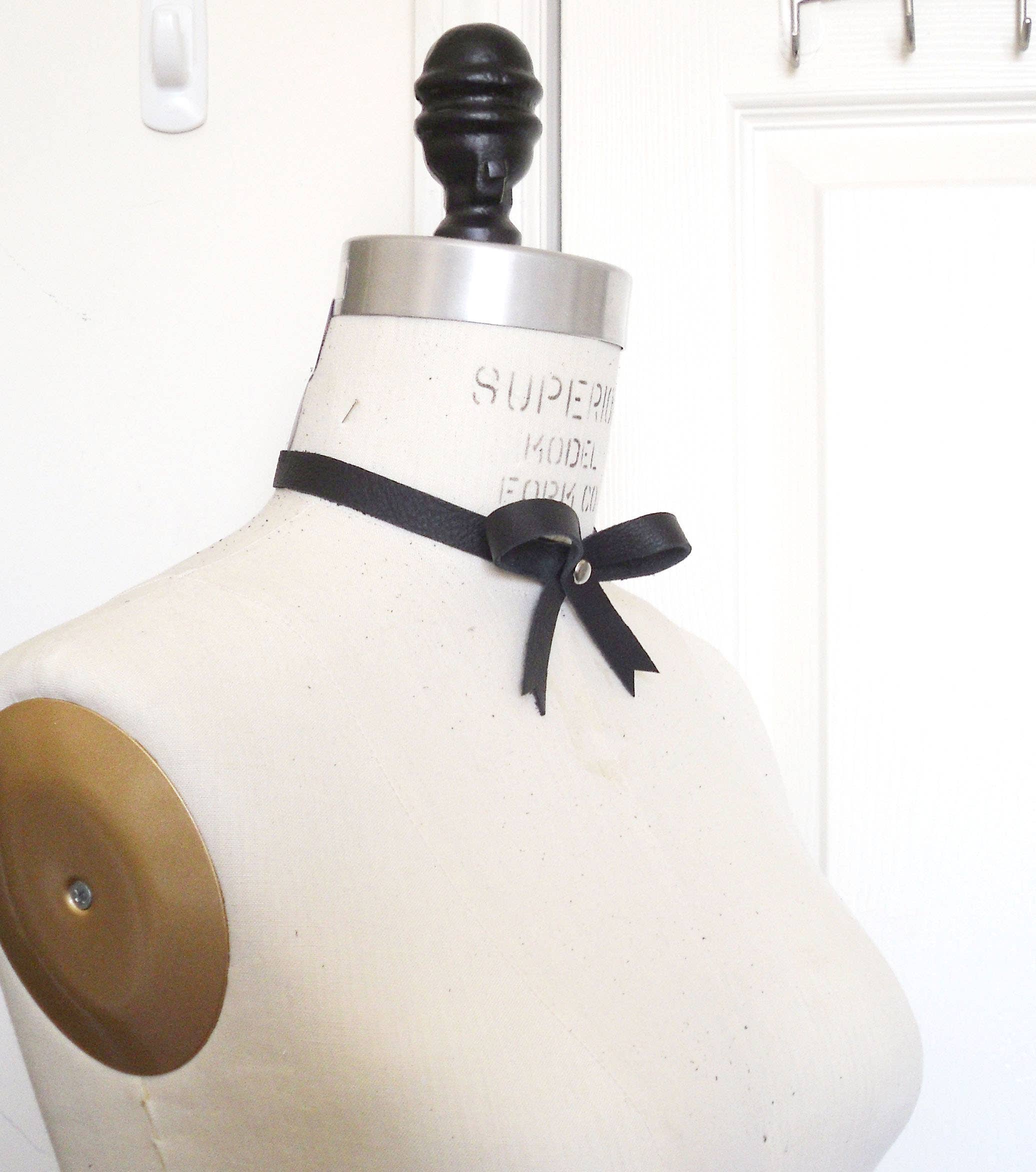 Love Lorn Lingerie - Vente Collier ras-de-cou - Collier nœud en cuir2