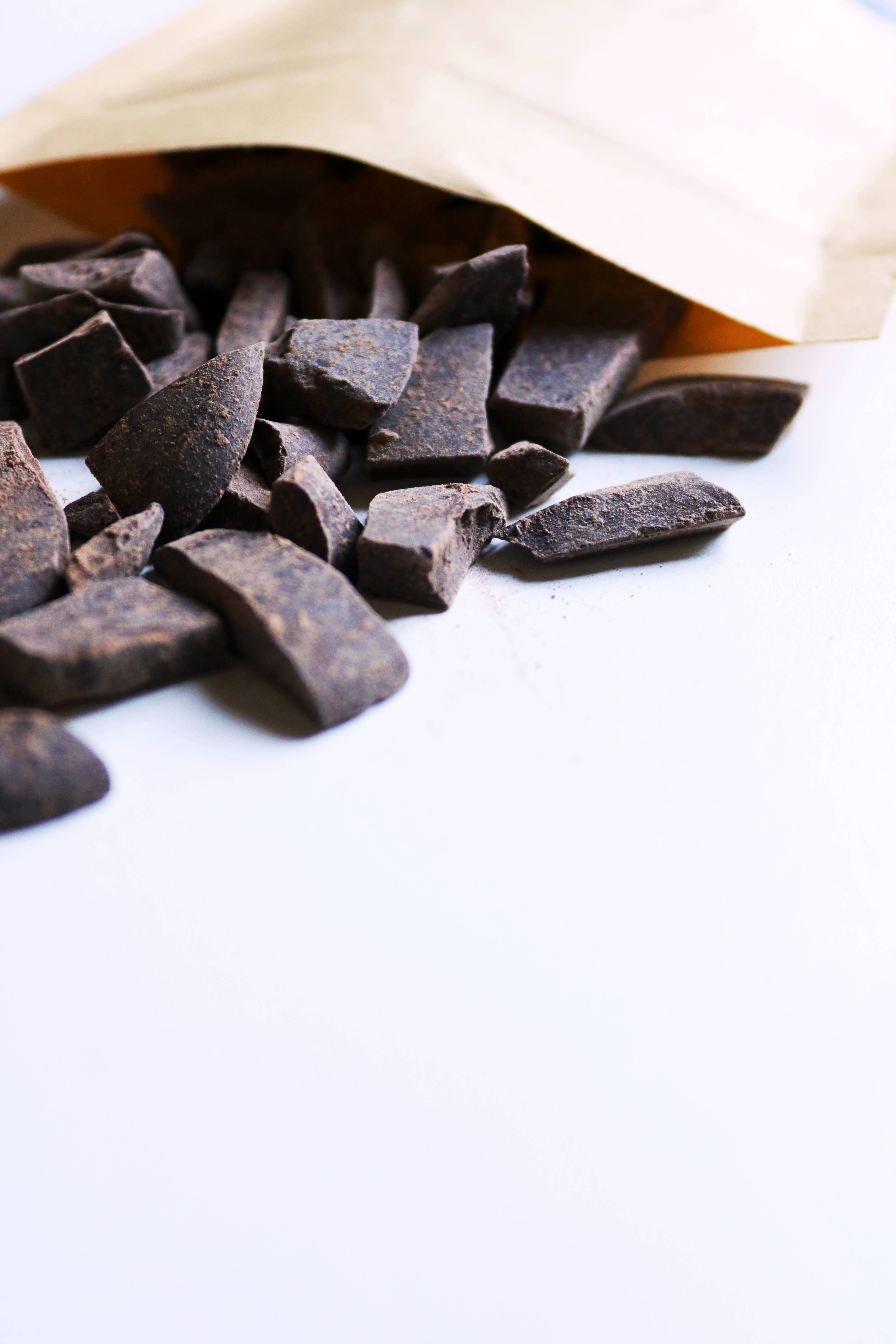 Ayamani Naturals - Vente Préparations/kits pour chocolat chaud - Morceaux de cacao cérémonial blanc conditionnés en sachets3