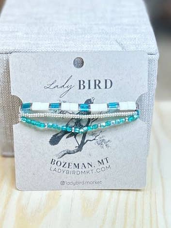 Ensemble de Bracelets Élastiques en Perles – Perles Tila Blanc & Bleu Mer avec Or ou Argent pour la vente par Lady Bird Market