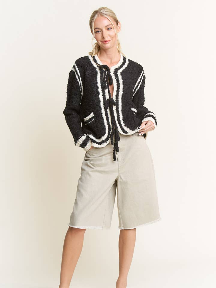 Cardigan noir à chandails contrastants pour la vente par In The Beginning