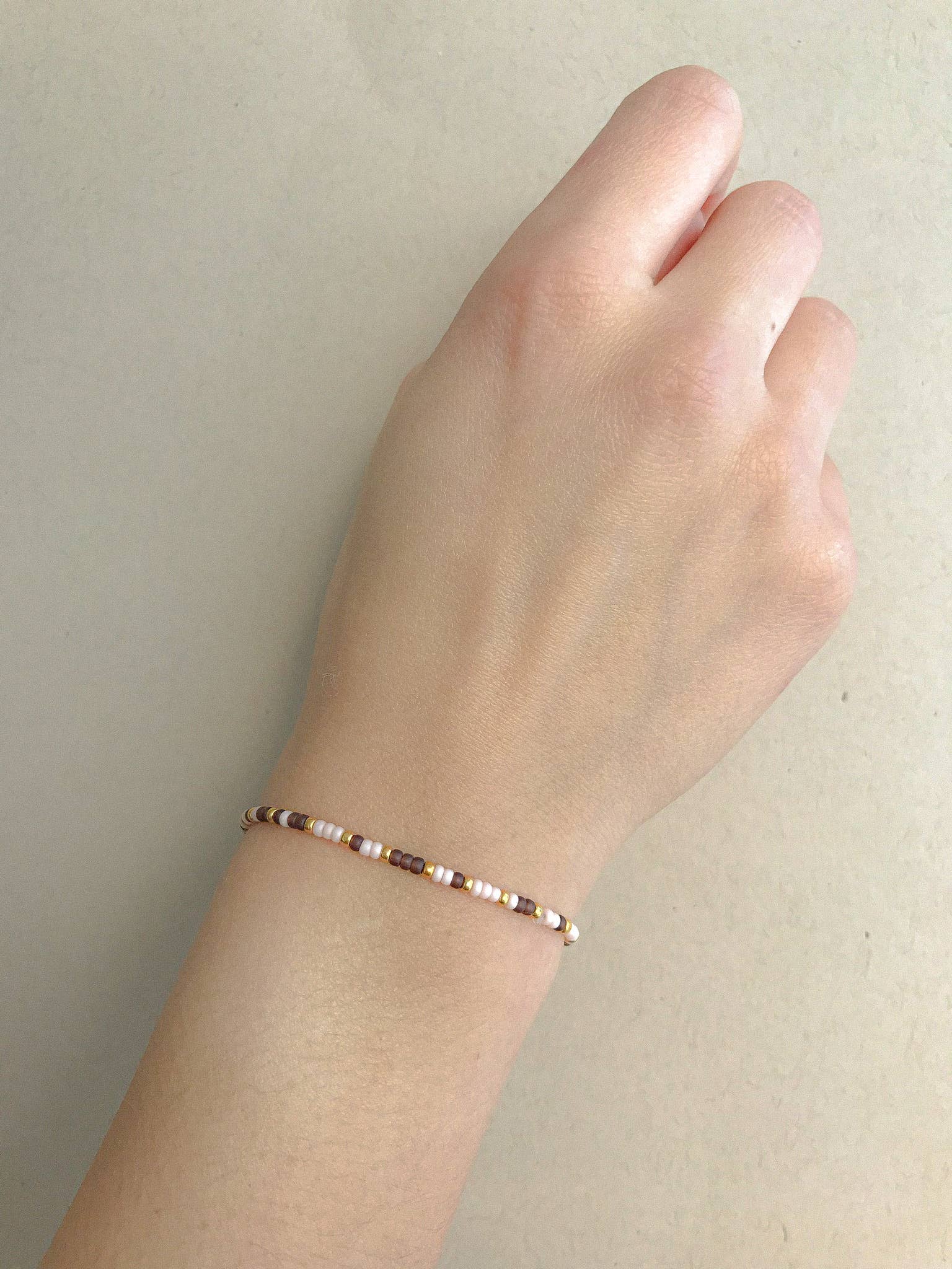 Seedy Beady Bracelets – Engroshandel Perlearmbånd – Armbånd med morsekode: Gud er større end mine op- og nedture1