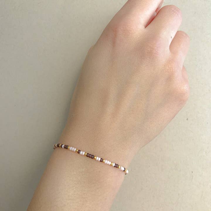 Seedy Beady Bracelets – Engroshandel Perlearmbånd – Armbånd med morsekode: Gud er større end mine op- og nedture1