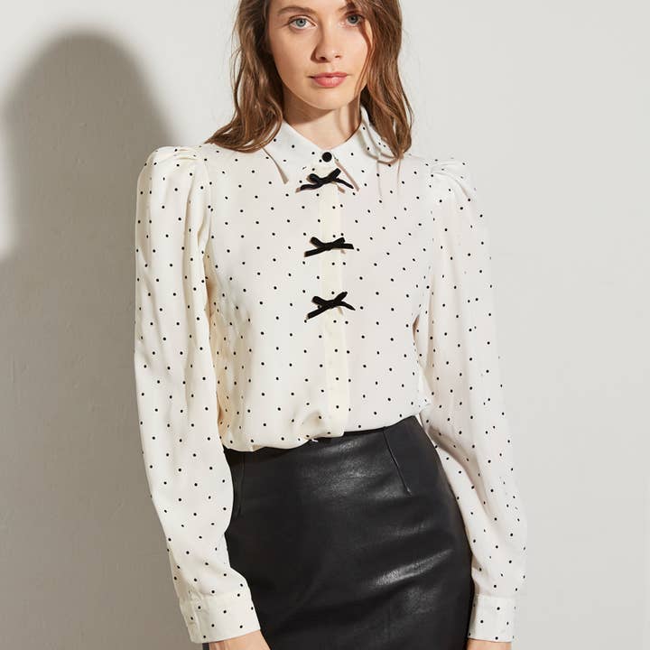 Camisa com bolinhas e laços decorativos e outras tendências em Compre apliques para laços B2B. Devoluções gratuitas e condições de pagamento a 60 dias na Faire na Faire.