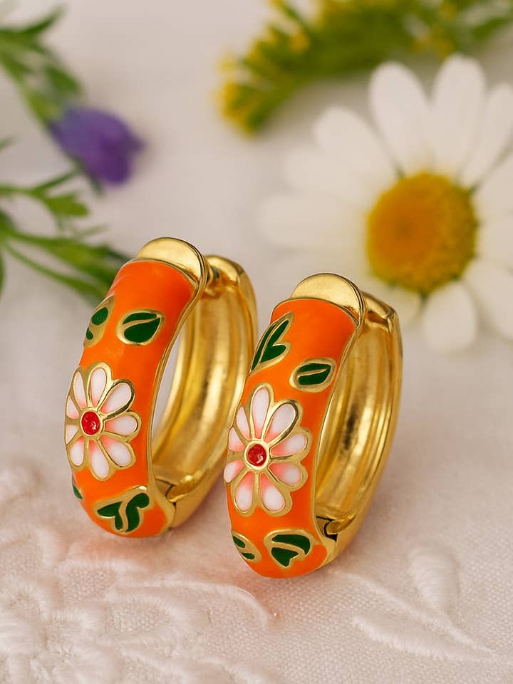 Boucles d'oreilles créoles florales bohèmes – Acier et émail pour la vente par Wild & Free