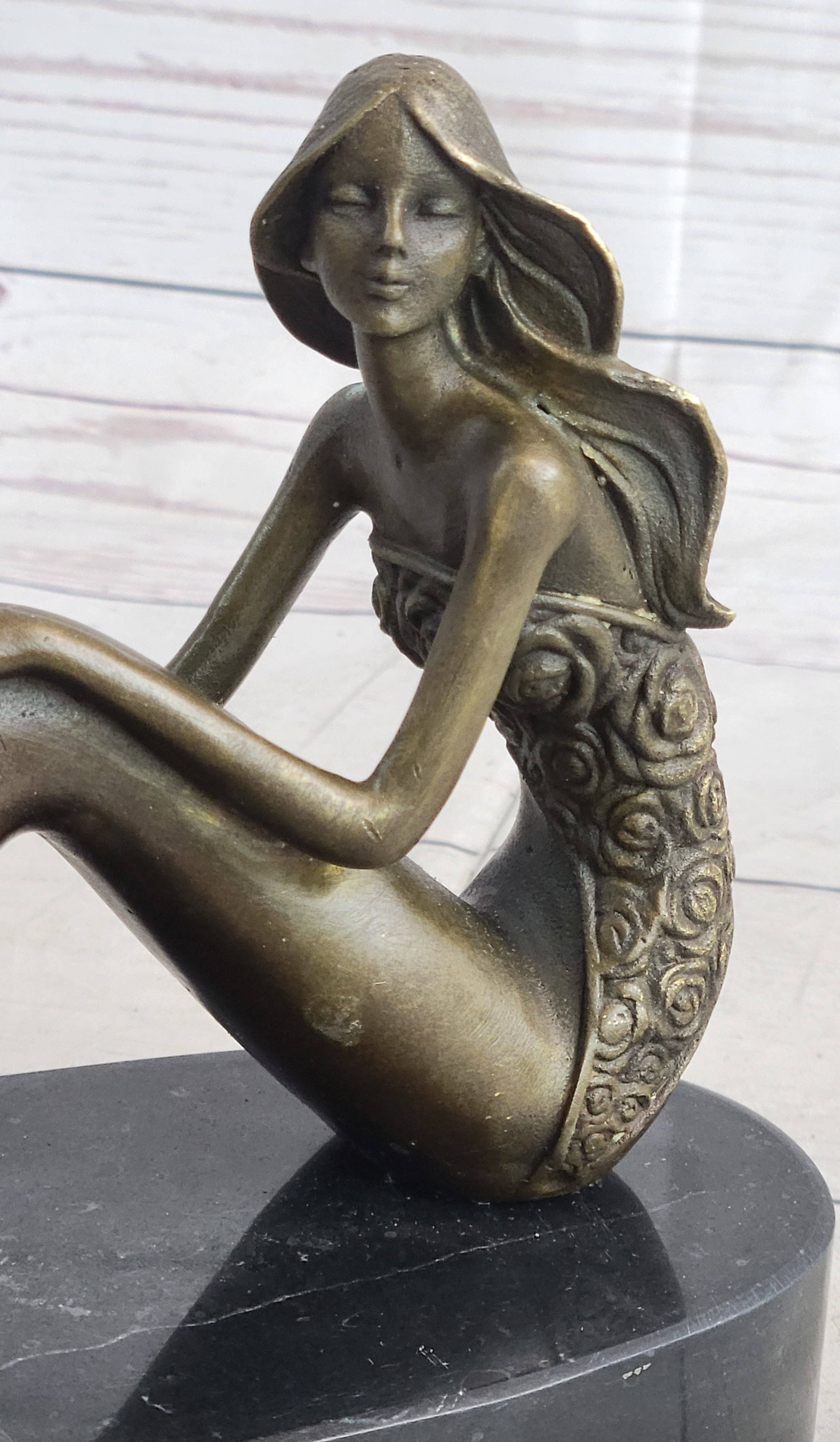Bronzhaus - Venta al por mayor Escultura - Joven Mujer en Falda Floral Efecto Sirena Estatua de Bronce Escultura Figura sobre Base de Mármol5