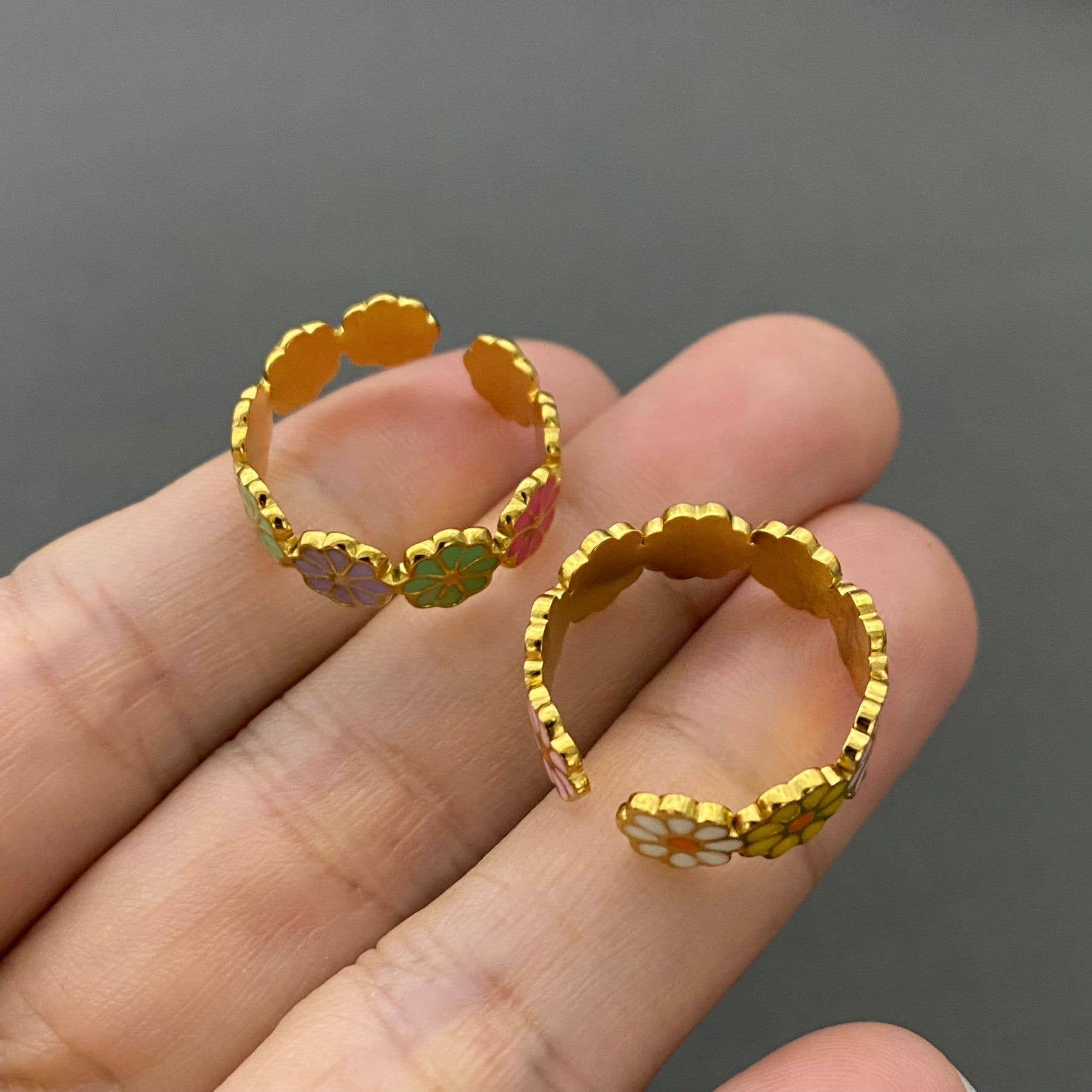 Mio Queena - Wholesale Cocktail/Statement Ring - Enamel Daisy Flower 18K Gold Plated SS Adjustable Ring - FGS5