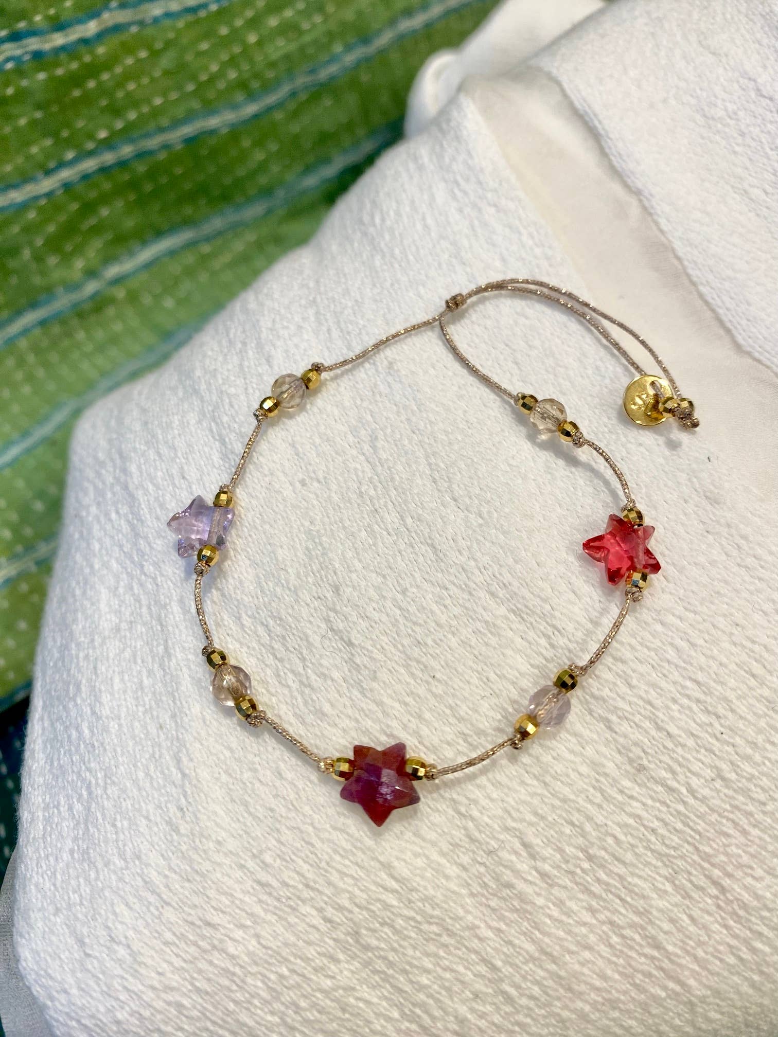 Sophie Deschamps Bijoux – Großhandel Armband mit Charms/Anhängern – Martha Armband mit drei Herzen oder Sternen aus feinen Edelsteinen (BMA63)0