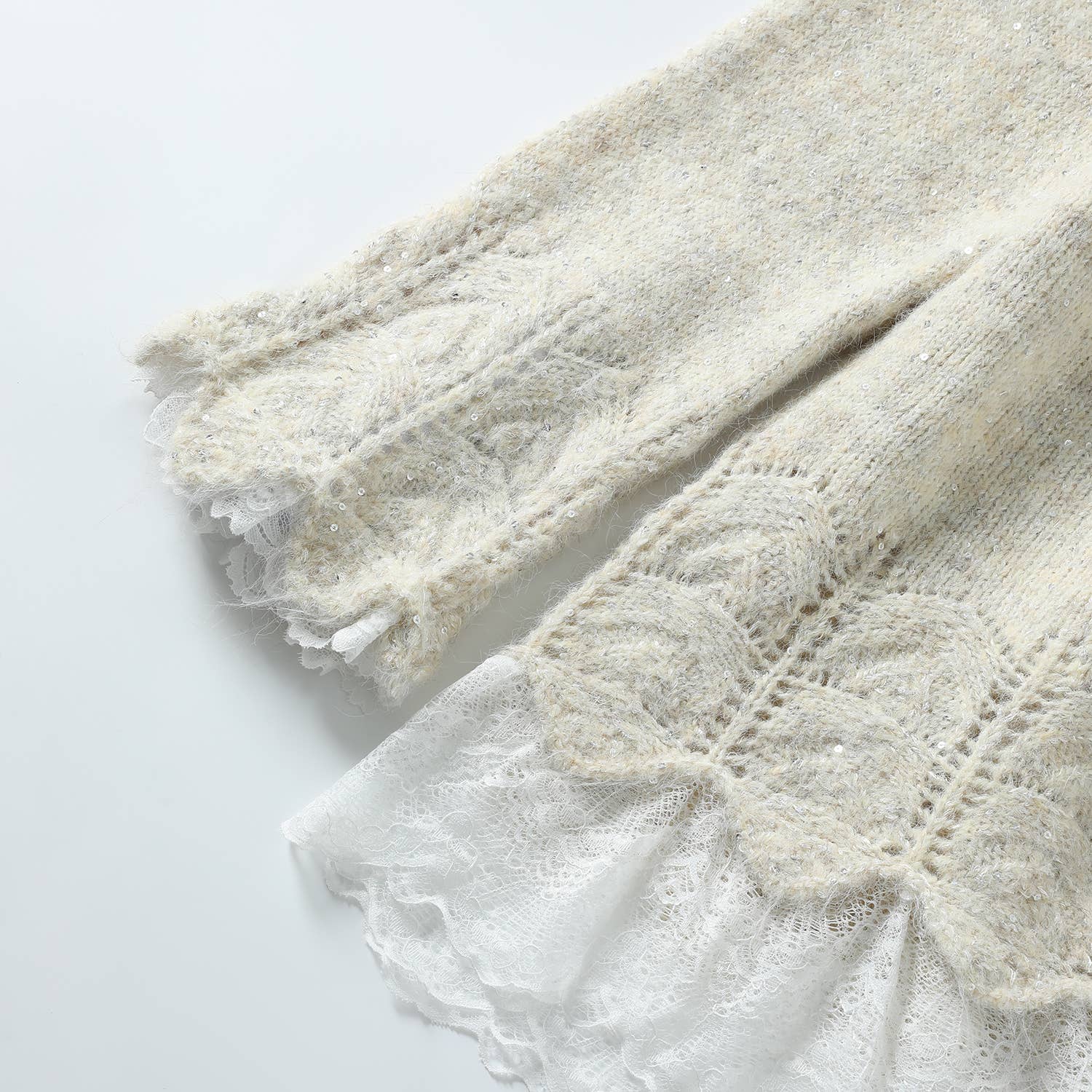 PEACH ACCESSORIES – wholesale Pullovertröja - Dam – Vintage creamfärgad tröja med delikata blomdetaljer SK1764