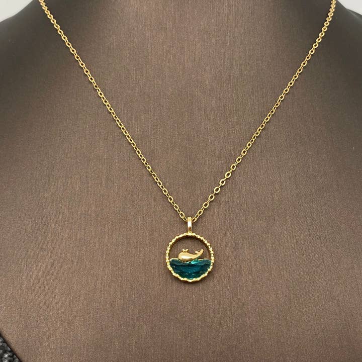 Mio Queena - Wholesale Pendant/Charm Necklace - Whales At Sea Gold-plated Charm Pendant Necklace