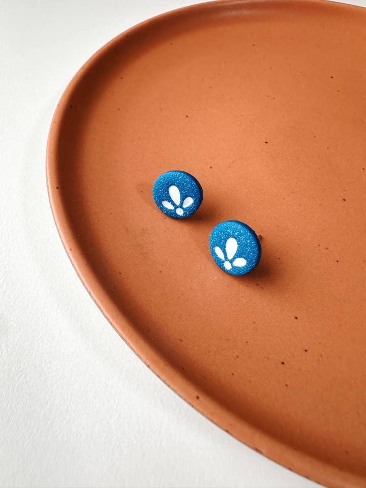 Boucles d'oreilles en pâte polymère bleu roi pour la vente par Hound in Hand