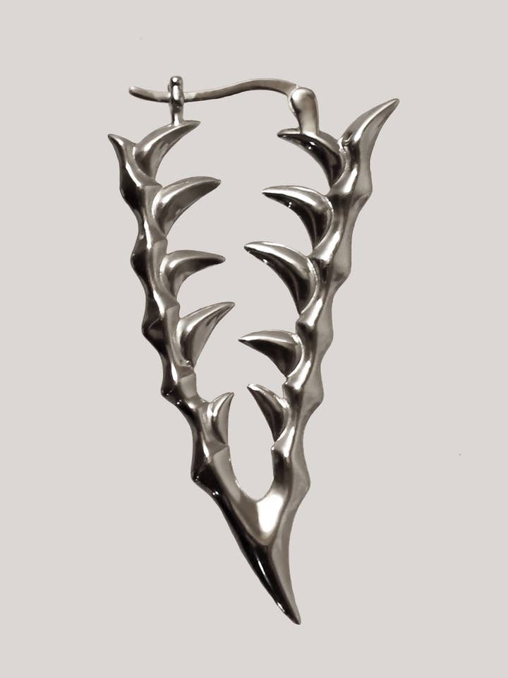 Boucle d'oreille Fang pour la vente par Austin James Smith