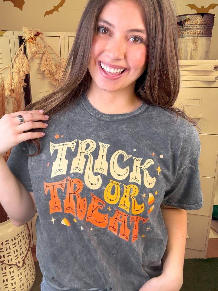 T-shirt graphique délavé Halloween "Trick or Treat" pour la vente par Sugar Stitch