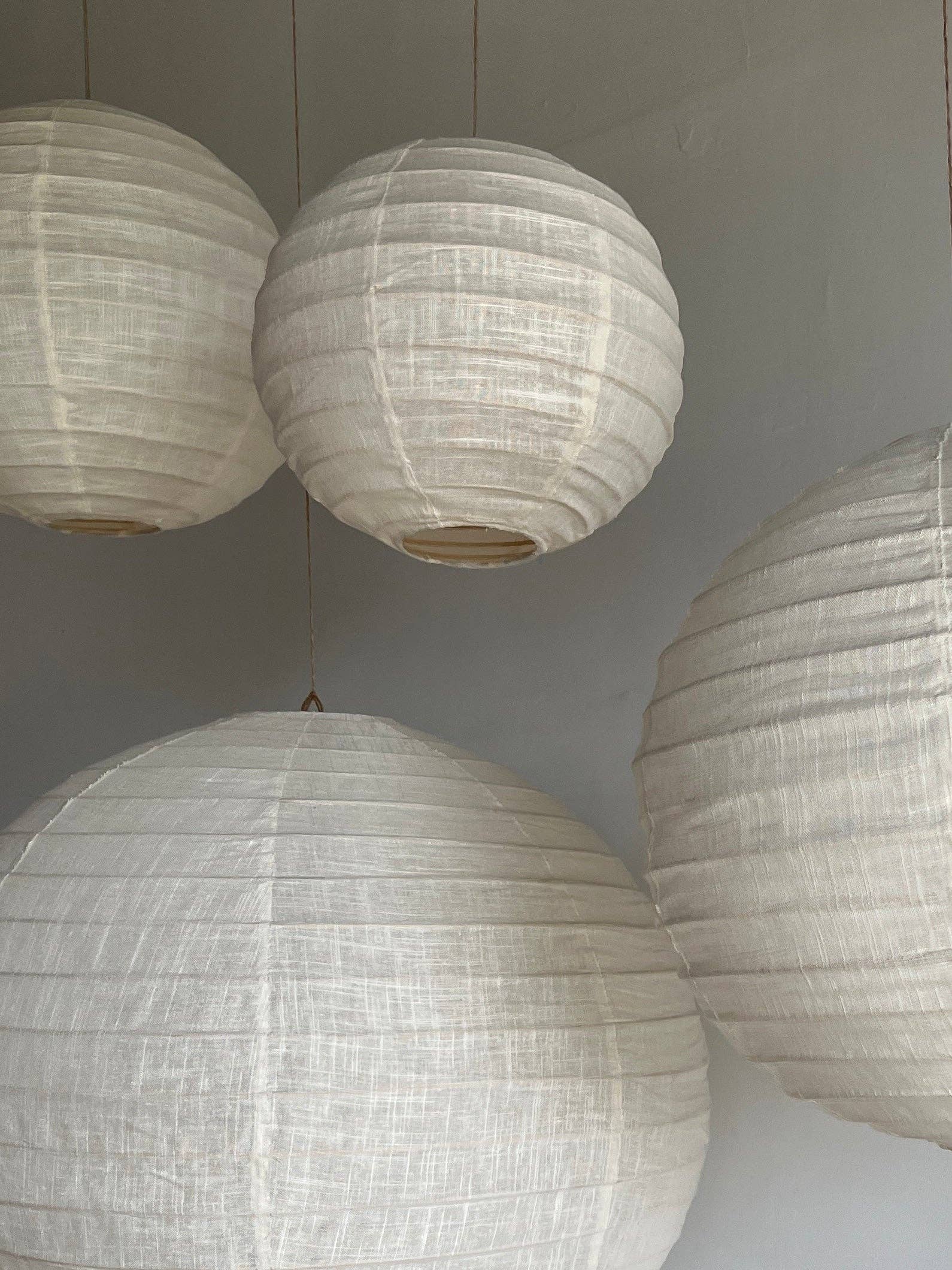 Office Objets - Wholesale Chandelier/Hanging Light - Medium round Japanese-style pendant light in rattan and natural linen D:4022