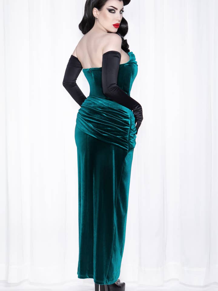 Weasel Wear – Engroshandel Aftenkjole - Dame – Phantom Emerald Velvet Swag Kjole / Smaragdgrøn Stretch Fløjls Kjole med Draperet Halsudskæring & Stjernebroche (Nattens Juvel Udgave)1