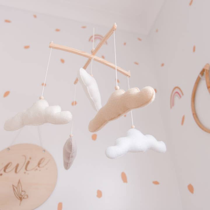 Cloud Mobile nei toni della terra per la vendita all'ingrosso da parte di Poppet and Wildflower