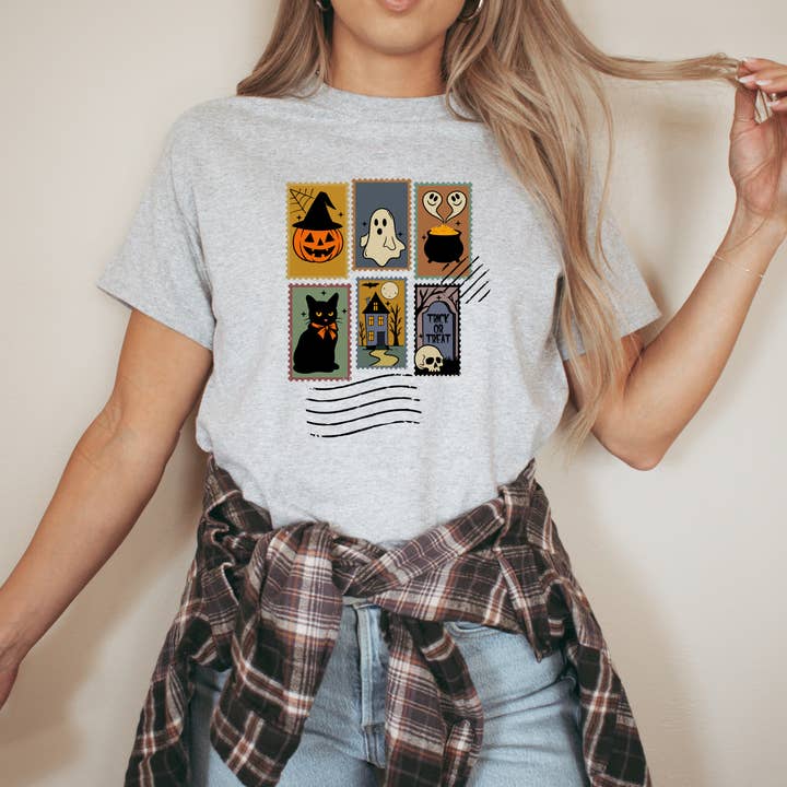 Camiseta con Sellos Postales de Halloween – Linda Camiseta Espeluznante de Otoño para venta al por mayor de The Boho Haus