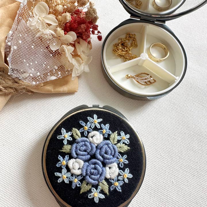 Quince Fables - Wholesale Jewelry Box/Organizer - Floral Embroidered Round Jewelry Box With Mirror
Success