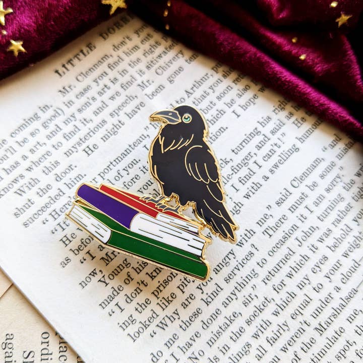 Joyella Design – Engroshandel Reversnål/knap – Poe the Raven hård emaljestift2