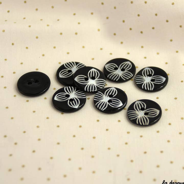 "Engraved Petal Button Pawn" 18 mm for wholesale by LA DROGUERIE