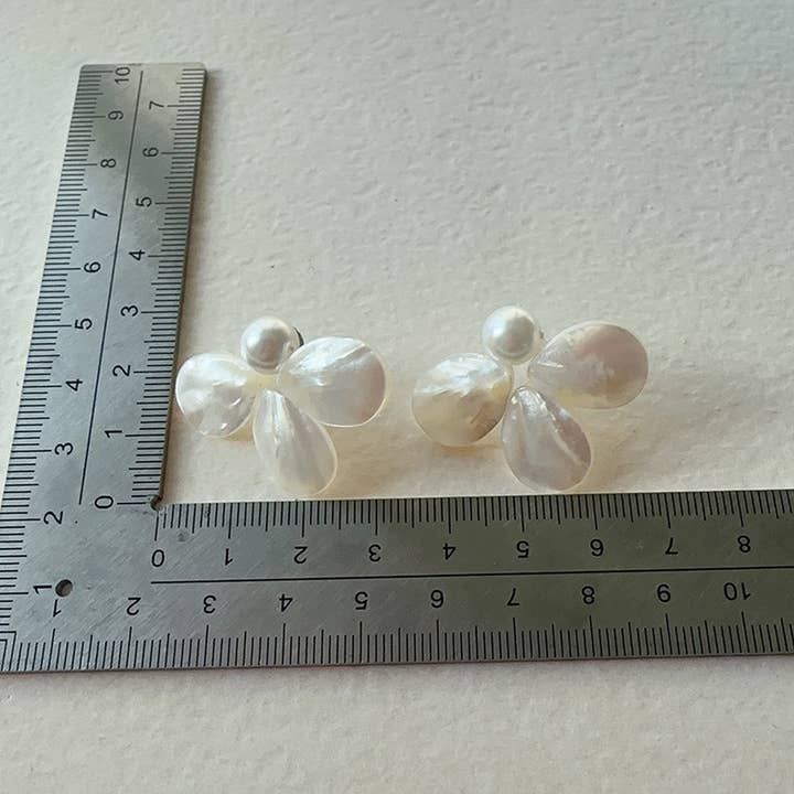 White SIMPLE CLOVER URBAN COOL EARRINGS_CWAJE1709 for wholesale on Faire